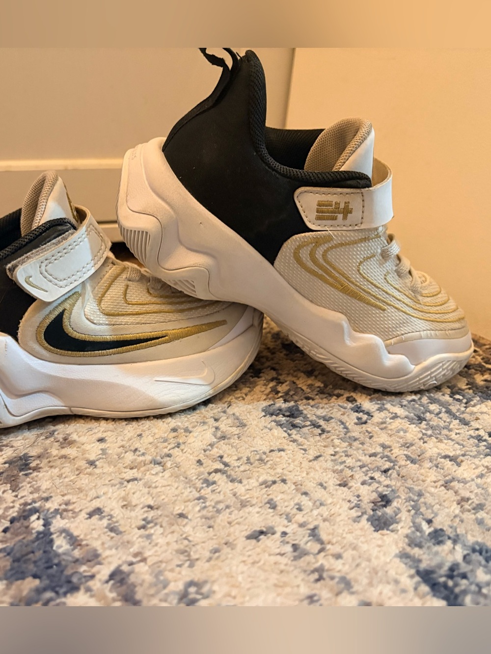 Nike Athens Lagos Kids Sneakers in White, Black & Gold - Hook-and-Loop Strap